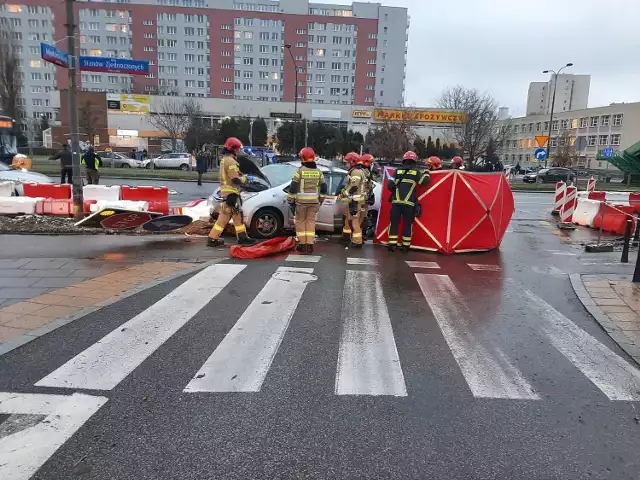 Taksówka (marki Toyota) wjechała w autobus jadący buspasem.