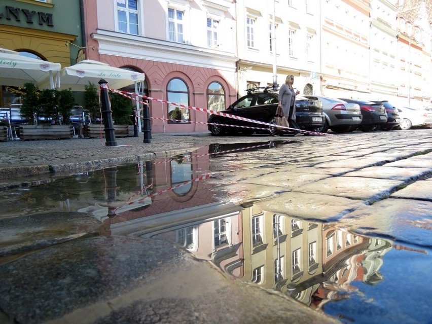 Pękła rura na pl. Solnym, podmyło wejście do PiS (ZDJĘCIA)