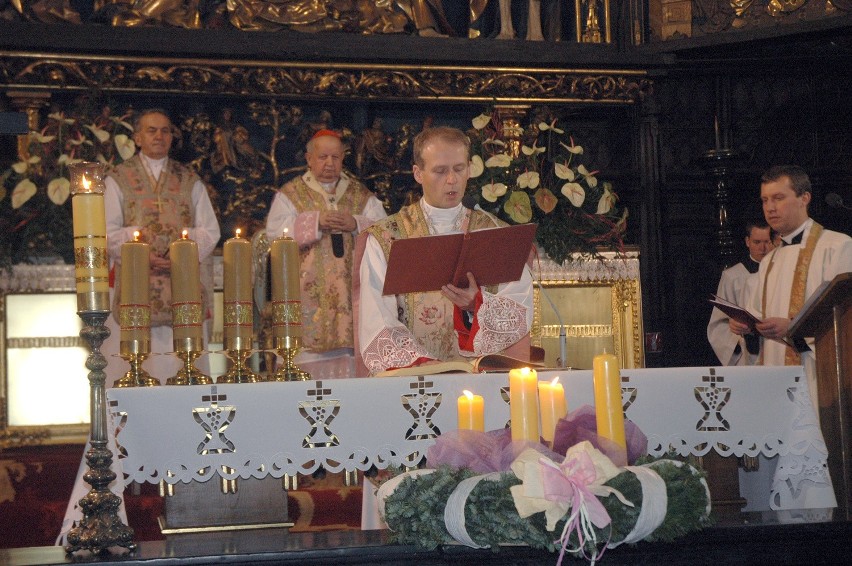 Kraków: prałat Dariusz Raś już w kościele Mariackim [ZDJĘCIA]