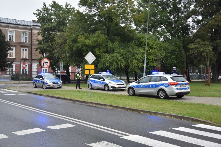 Tarnów. Policjanci pojawili się w okolicach szkół, by czuwać nad bezpieczeństwem uczniów [ZDJĘCIA]