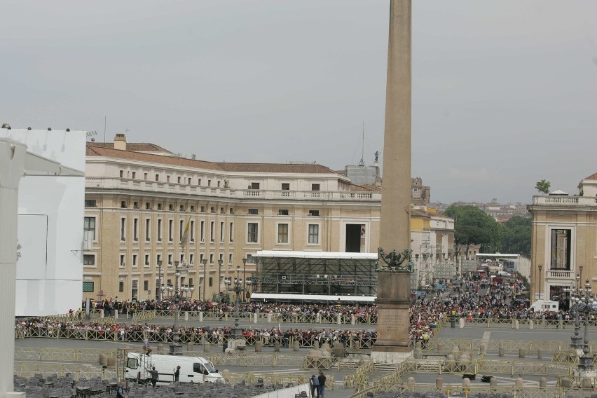 Ostatni pielgrzymi przy trumnie Jana Pawła II [ZDJĘCIA]