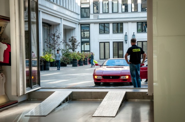 Coraz więcej chętnych na Ferrari. Zajrzeliśmy do salonu i znamy plany marki [ZDJĘCIA, WIDEO]