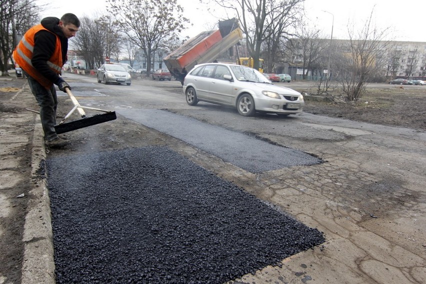 Wrocław: Remont pl. Orląt Lwowskich nareszcie przyspieszył (ZDJĘCIA)