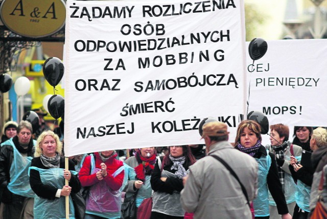 Pracownicy MOPS demonstrowali niedawno, zarzucając dyrekcji mobbing w pracy