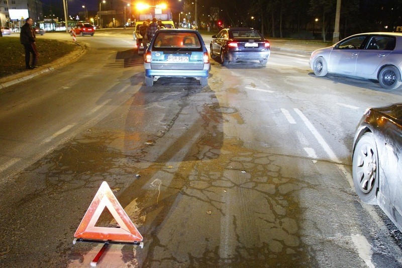 Samochód stracił koło na Rondzie Rataje