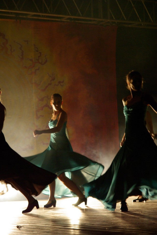 Mocne światło w połączeniu z tańcem dawało niesamowity efekt. Fot. Krzysztof Stanek