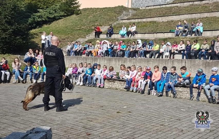 Policjanci z Wałbrzycha uczą dzieci jak zachowywać się w stosunku do obcych zwierząt