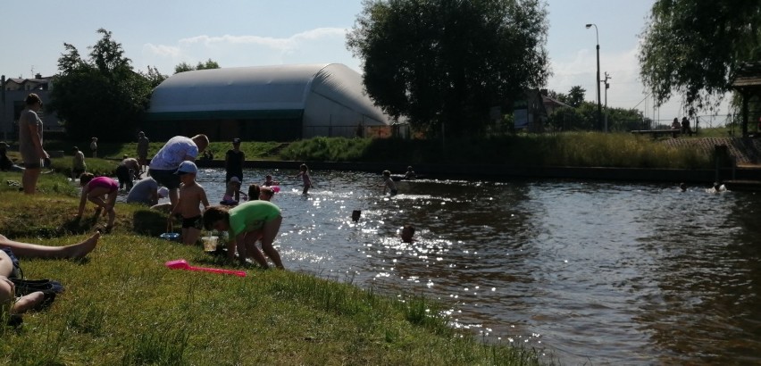 Kąpielisko w Pruszczu Gdańskim nad Radunią przyciągnęło w weekend wielu mieszkańców |ZDJĘCIA
