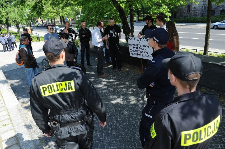 Policja legitymowała kilkunastu młodych ludzi, którzy...