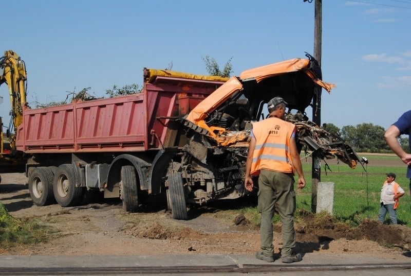 Ciężarówka wjechała pod pociąg na przejeździe w Granowie [ZDJĘCIA]