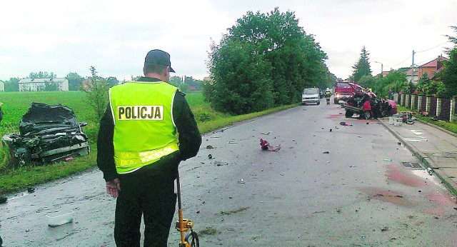 Szczątki samochodów, które zderzyły się z wielką siłą, zalegały na kilkudziesięciometrowym odcinku drogi w Straszęcinie