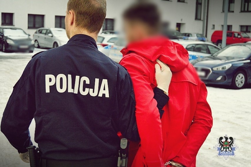 Jeden pijany zatrzymany na ul. Niepodległości, drugi po pijanemu kluczył po centrum Wałbrzycha, aż wylądował w zaspie