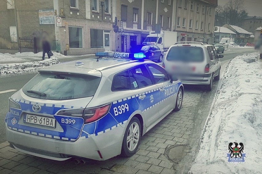 Jeden pijany zatrzymany na ul. Niepodległości, drugi po pijanemu kluczył po centrum Wałbrzycha, aż wylądował w zaspie
