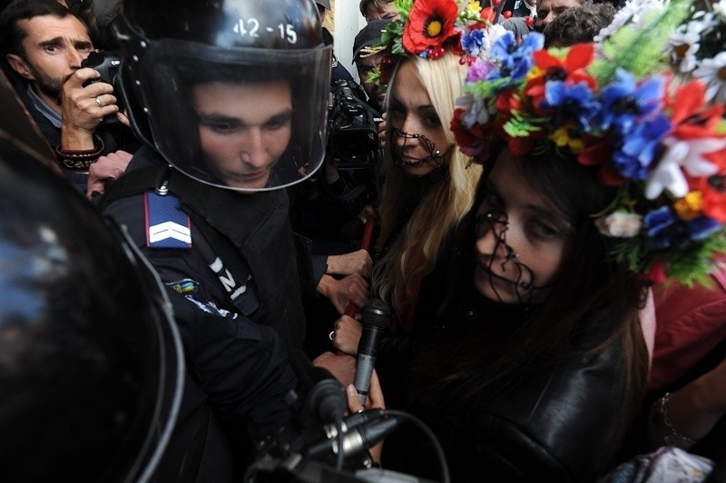 FEMEN, czyli protest pełną... piersią. Tym razem w obronie wolności demonstracji