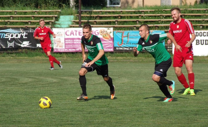 Michał Gucik (przy piłce) i jego koledzy z Górnika Libiąż,...