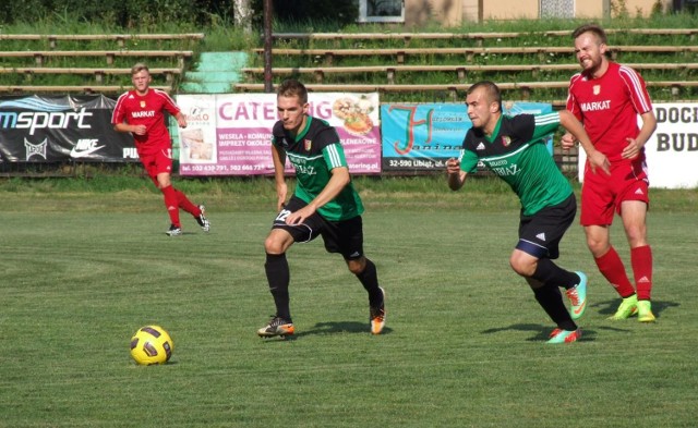 Michał Gucik (przy piłce) i jego koledzy z Górnika Libiąż, potrzebują czasu na zgranie nowego zespołu, który powstaje w IV lidze piłkarskiej. Na początek przegrał z Kalwarianką 0:2.