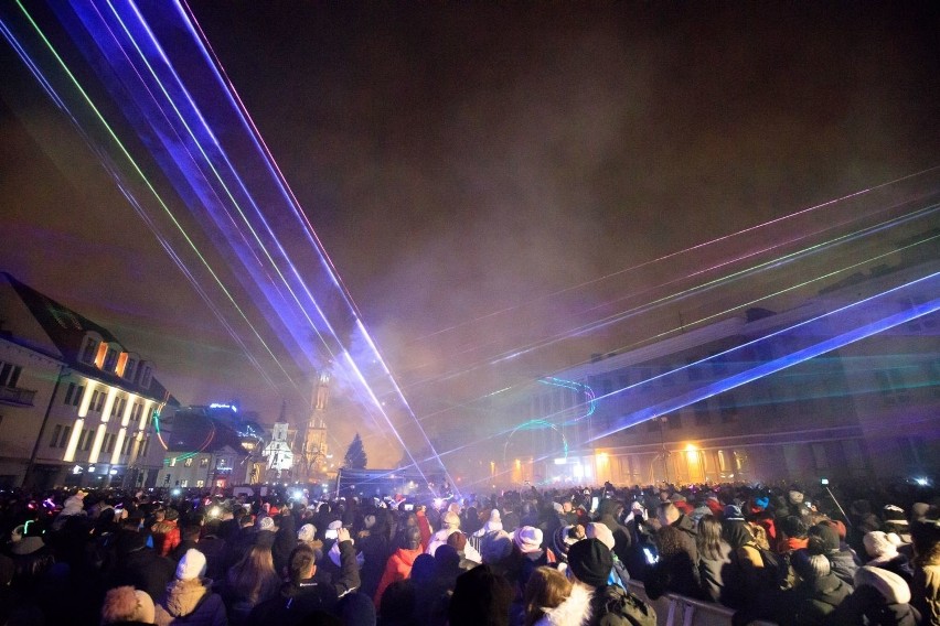 Sylwester miejski w Białymstoku. Lasery na Rynku Kościuszki na powitanie Nowego Roku (zdjęcia)