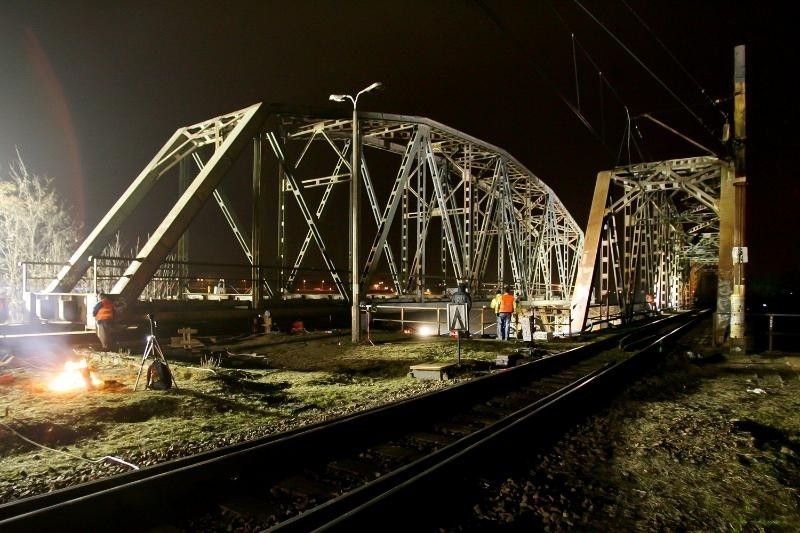 Wrocław: Podnoszą most kolejowy na Odrze, bo wymaga remontu (ZDJĘCIA) 