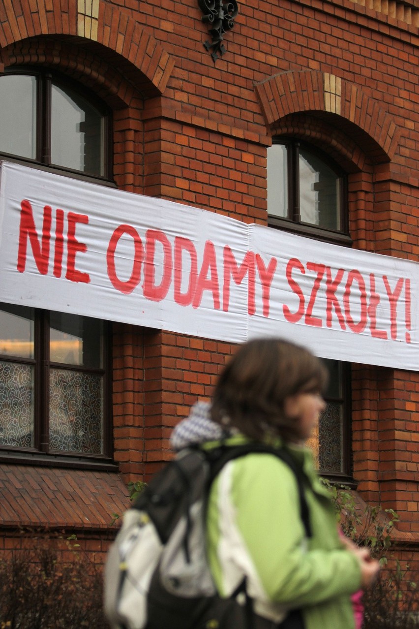 Kraków. Protest w obronie szkoły nr 16 przy ul. Dietla