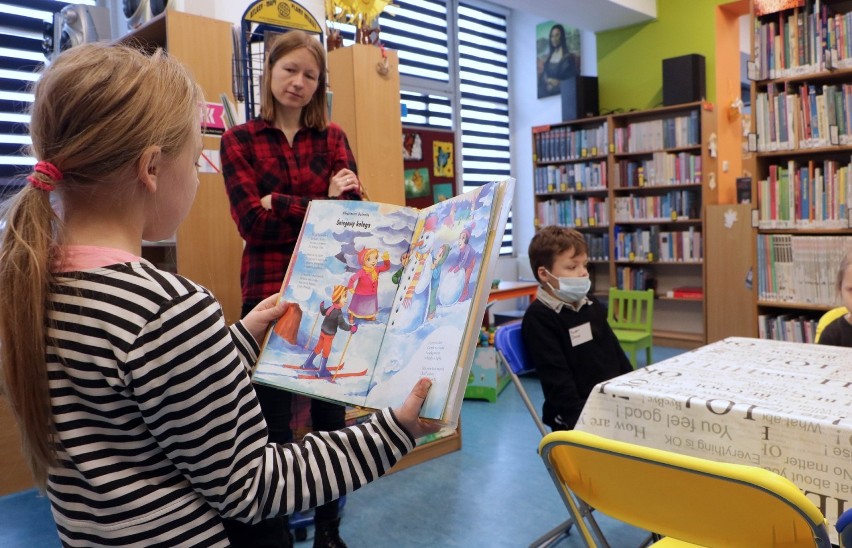 Feryjne zajęcia dla dzieci w bibliotece przy ul. Mikołaja z...