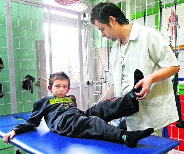 Siedmioletni Artur po wypadku musi być rehabilitowany. Wciąż ma w nodze stabilizatory