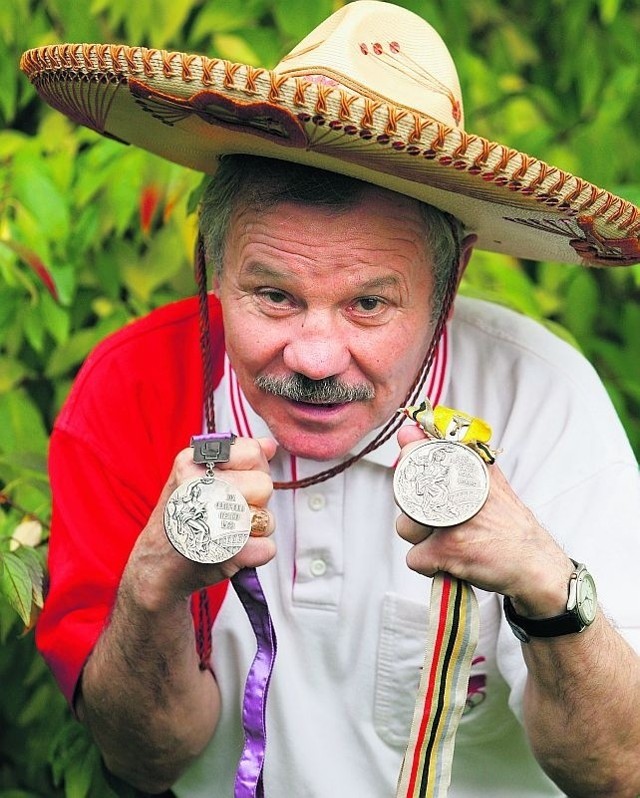 Artur Olech z dwoma olimpijskimi medalami. Tak nam pozował w 2008 roku, w sombrero przywiezionym z Meksyku