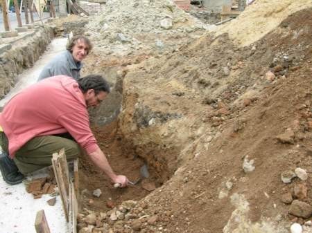 Dominik Kucza i Łukasz Lisiecki odkopują pozostałości osiemnastowiecznego pieca kaflowego - FOT. KINGA ZYDOROWICZ