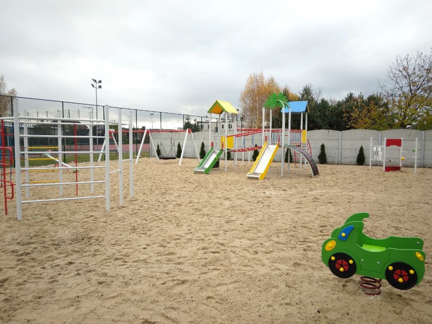 Przy Szkole Podstawowej w Gizałkach wybudowano plac zabaw...