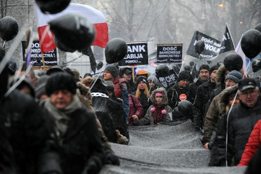 Protest frankowiczów, Warszawa. Czarna procesja oszukanych...