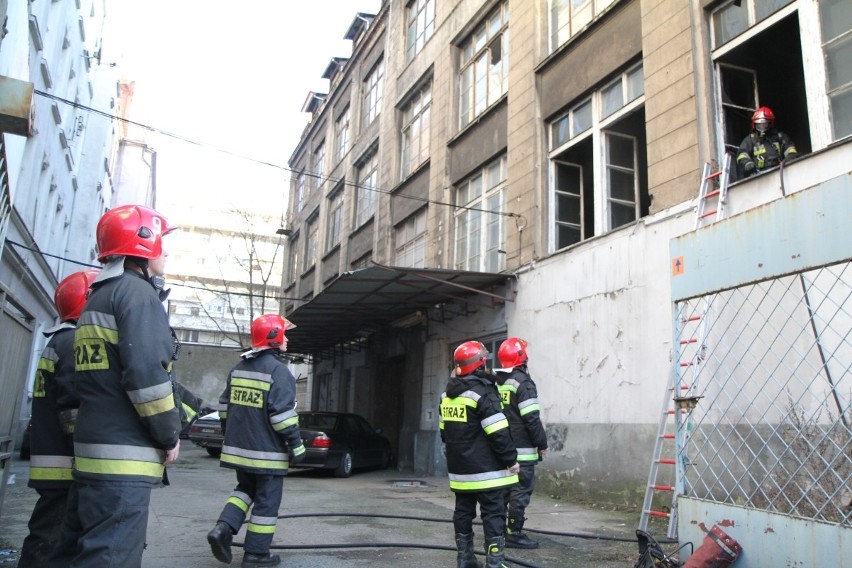 Wrocław: Pożar magazynu przy ul. Kościuszki. Jedna osoba ranna (ZDJĘCIA)