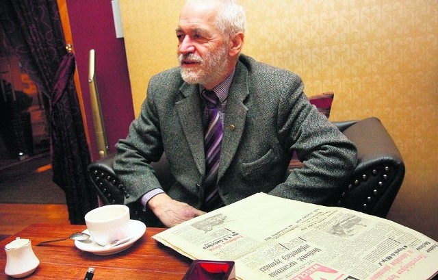Andrzej Milcarz, ówczesny dziennikarz "Wieczoru Wrocławia", trzyma numer gazety z białymi plamami