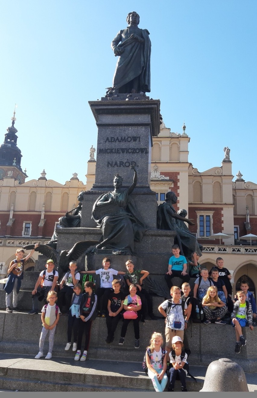 Wyjątkowa wycieczka uczniów ze staszowskiej dwójki do Krakowa. Co podziwiali w mieście króla Kraka? (ZDJĘCIA)