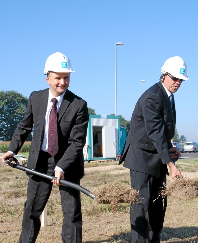 Burmistrz Zbigniew Biernat (z lewej) i nowy inwestor  w strefie  gospodarczej Jan Krupnik z Wieprza