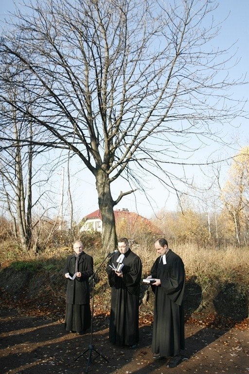 Modlitwy przed ekshumacjami na cmentarzu w Lipinach