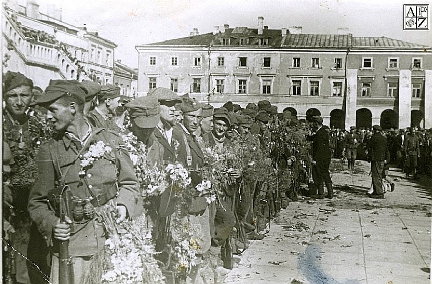 25 lipiec 1944 r. Partyzanci AK przed zamojskim Ratuszem.