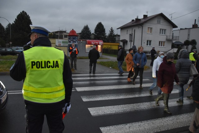 Mieszkańcy blokowali ruch na ul. Koszyckiej chodząc non stop przez przejście dla pieszych. Tym razem protestujących było mniej niż 10 listopada, a utrudnienia dla kierowców mniejsze niż w ub. tygodniu