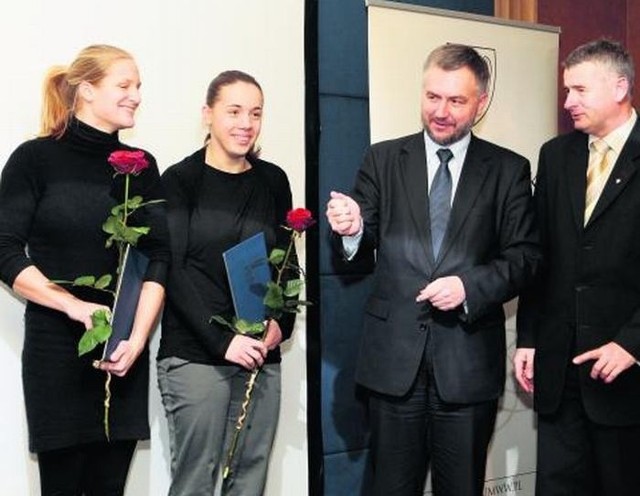 Julia Michalska i Magdalena Fularczyk oraz marszałek Marek Woźniak i dyrektor T. Wiktor