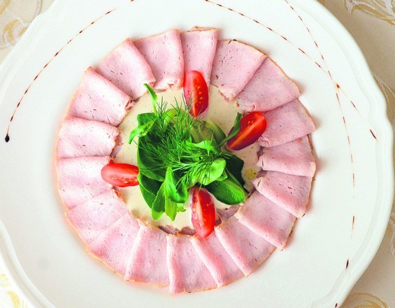 schab Tonnato  z sosem kaparowo - tuńczykowym