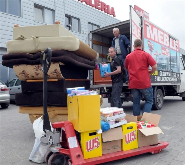 W czwartek dzięki wspólnej inicjatywie Kuriera i firmy Meblohurt z Lublina wyruszył transport z meblami, środkami chemicznymi i innymi darami dla powodzian z gminy Wilków