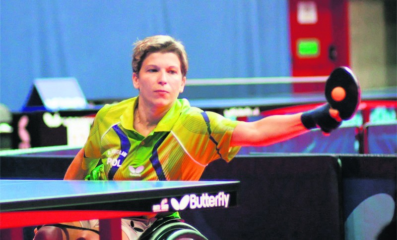 Rakietka tenisowa Doroty Bucław jest przymocowana do ręki