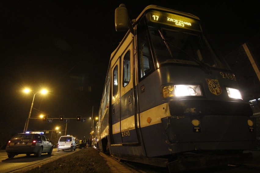 Wrocław: Samochód wjechał pod tramwaj na al. Karkonoskiej (ZDJĘCIA)