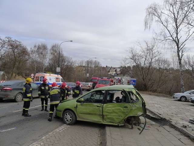 Karambol na al. Warszawskiej: Tir uderzył w auta