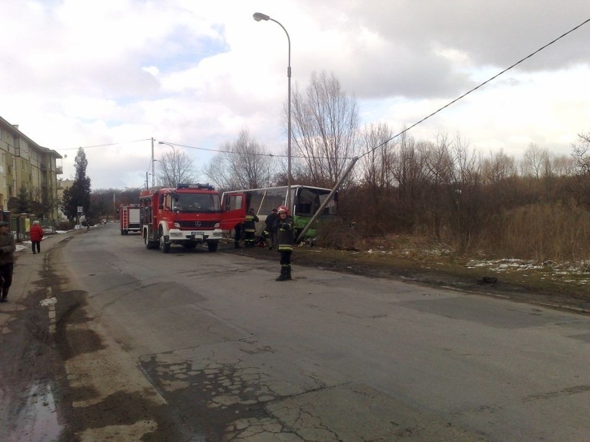 Wrocław: Wypadek autobusu, trzy osoby ranne (ZDJĘCIA)
