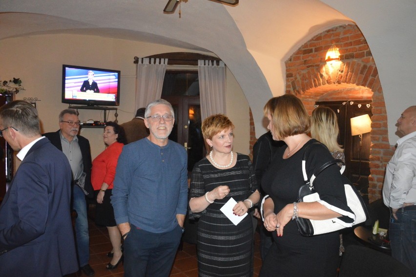 Wybory parlamentarne 2019 Tarnów. Wieczór wyborczy Koalicji Obywatelskiej w minorowych nastrojach [DUŻO ZDJĘĆ]