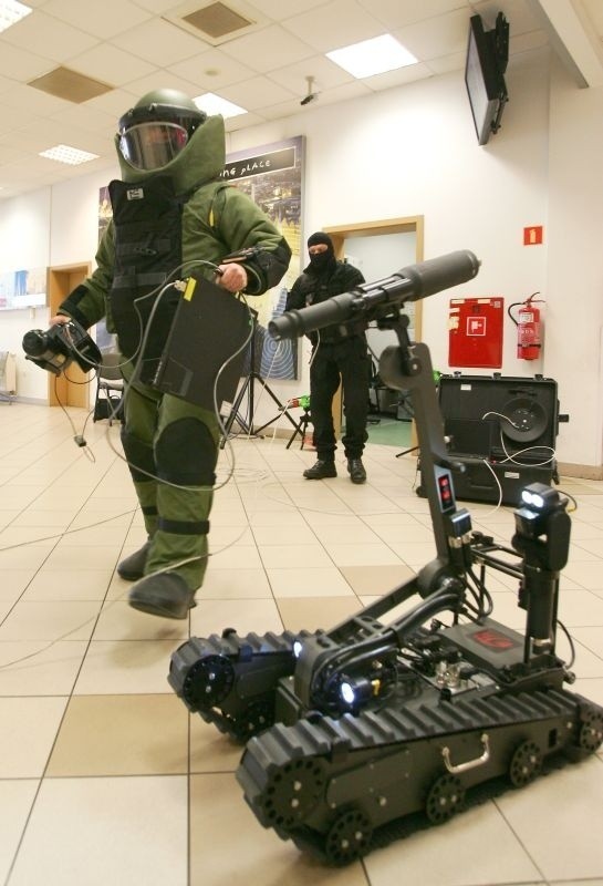 Wrocław: Robot szukał bomby na lotnisku (ZDJĘCIA i FILM)