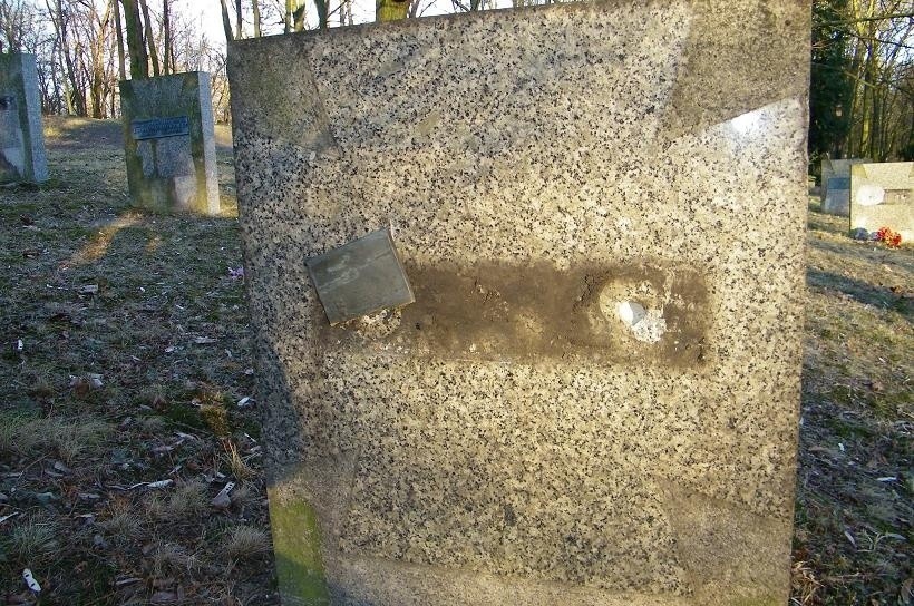 Zdemolowane groby na poznańskiej Cytadeli