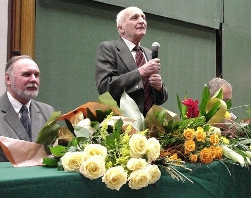 Prof. Tadeusz Zagajewski (w środku) podczas uroczystości nadania tytułu honoris causa Politechniki Śląskiej.