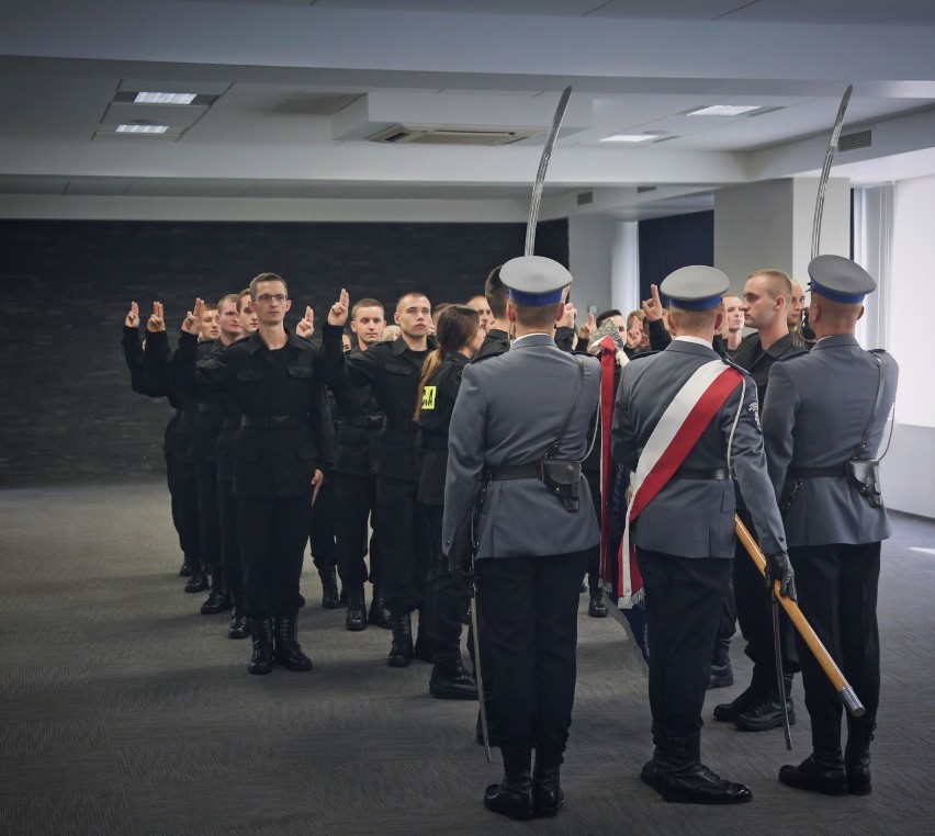 Kraków. Ślubowanie nowych policjantów. Jest ich 28 [ZDJĘCIA]