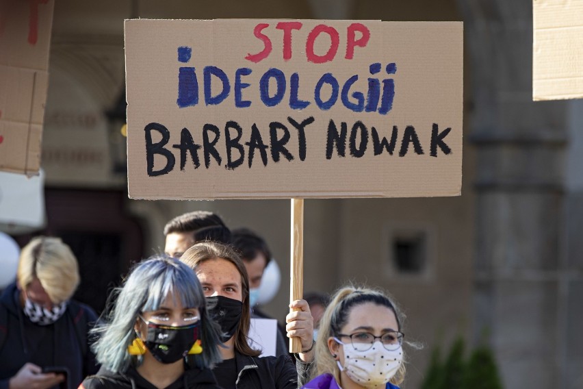 Protest na Rynku przeciwko działaniom kurator oświaty...