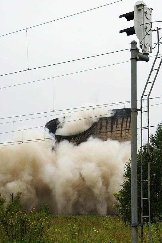 Wyburzyli 60-metrowy komin na Tatarach (ZDJĘCIA, WIDEO)